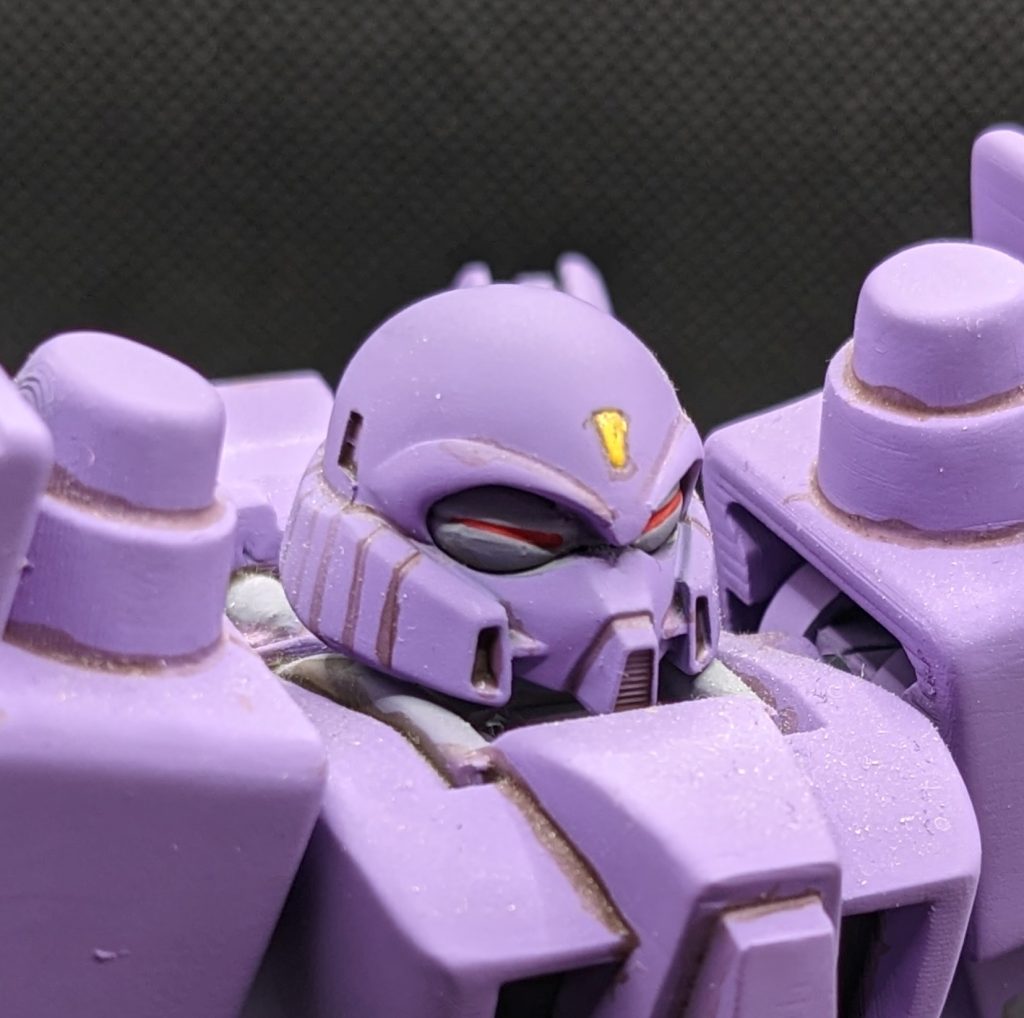 １/100ゾリディアのキットからゾロアット系の機体に改造する際のカンタン頭部改造。バイザーパーツの厚み1.5mm～2mm程度削って奥に入る様にし、眉間をプラ板で延長して左右に分割された状態にするだけでかなりそれっぽくなります。