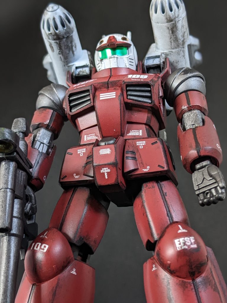 煽りショット。前回作成したジムの隣に並べたかったのでウェザリング風に仕上げました。センサー部は付属のシールを使用してます。