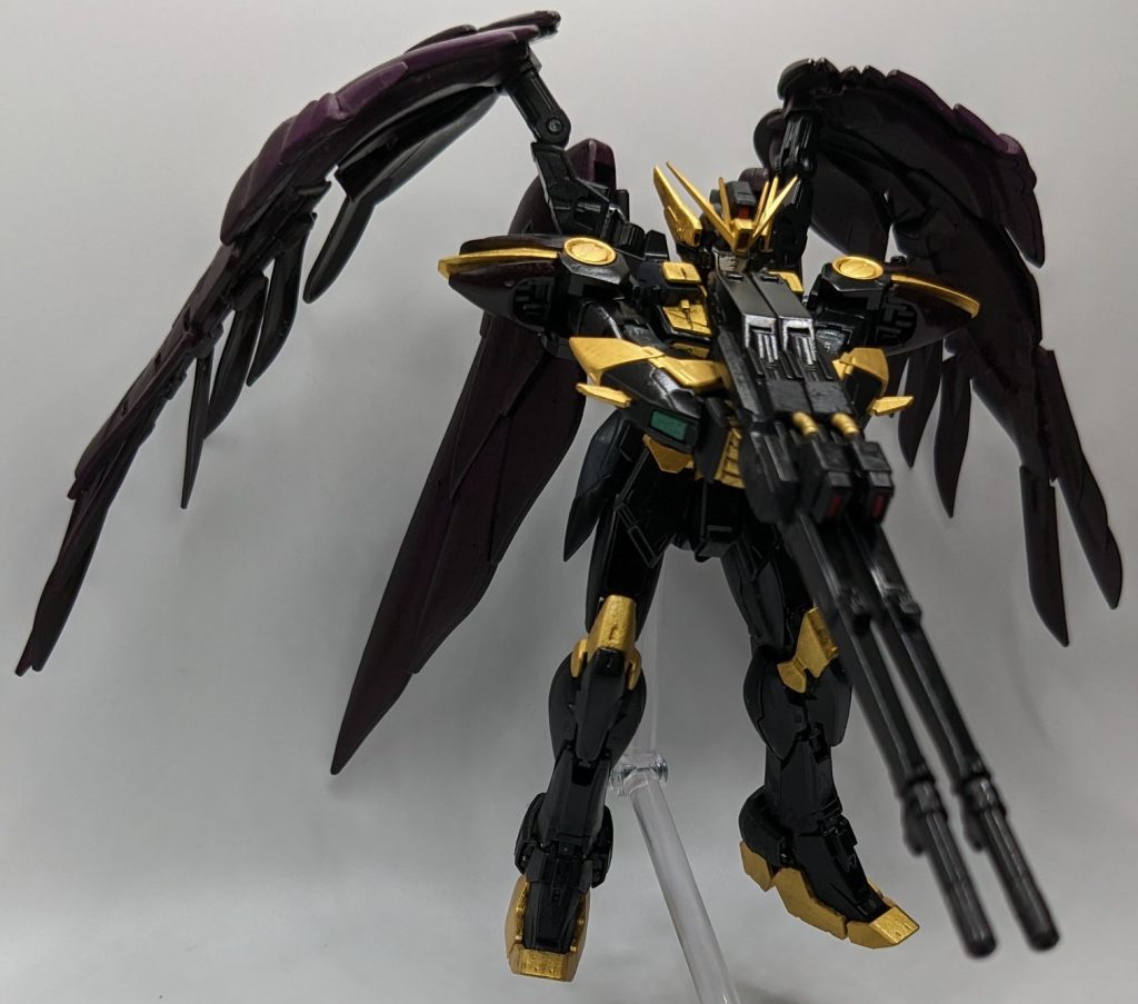 ツインバスターライフルと言えばこの構えですがRGであっても構えるだけでもポージングに一苦労しました腕が抜けたり、手が外れたり、外れたり手を付けようと前腕部分を引っ張ってしまうと今度は前腕部分が抜けたりとなかなか大変でした。