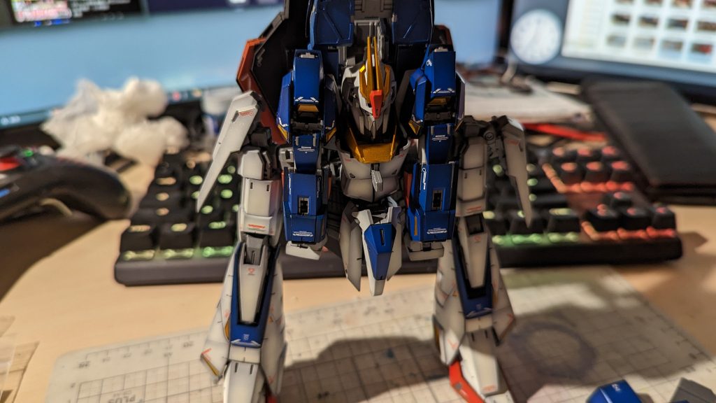 さて個人的には MS 形態よりもウェイブライダー形態の方が非常に好みで購入した、というのがあるので説明書を見ながら変形を…相変わらず腰～足あたりの変形手順が複雑なので最初は変形させるのに30分以上掛かったような体感がありましたが、慣れてくればソコソコ短い時間で？出来ると思います。それにしても関節が KPS 樹脂でデキてるお陰で、変形操作中に関節が動いたりとか殆どないので非常に快適です。