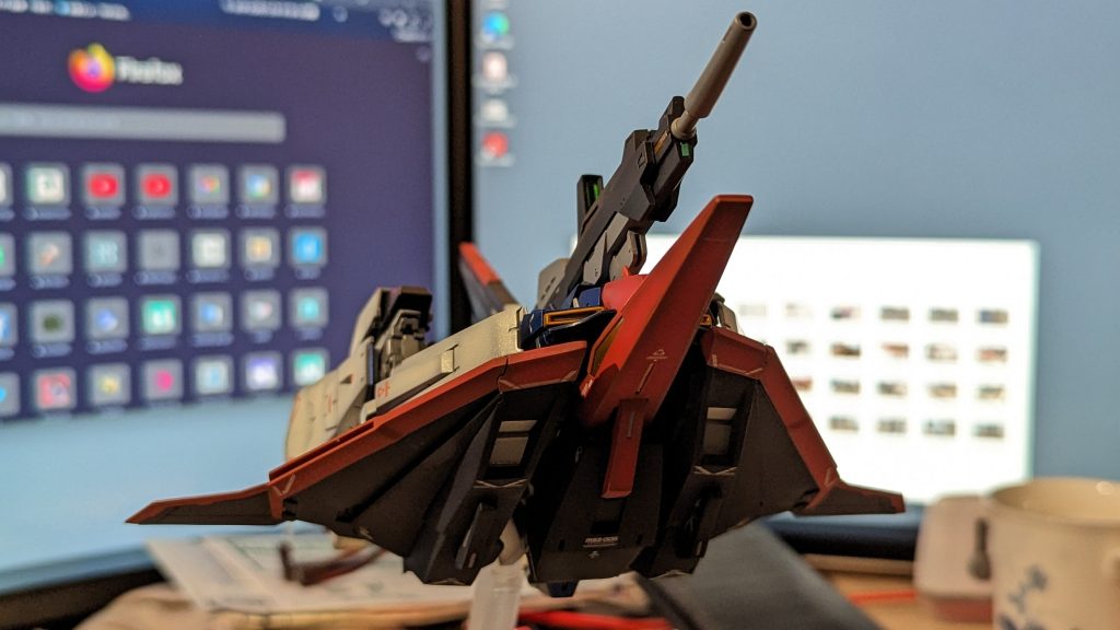 いやーホントたまんねぇなぁ…この【三角形なシルエット】過去製品だとこういう三角形シルエットとから程遠い形状ばかりだったので、変形ギミックを楽しむぐらいで終わってしまった感が否めないものでしたが。