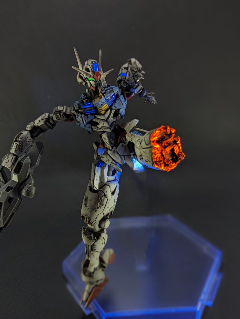 アニメでは腕からワイヤーは出ていませんでしたが、どうしても出したくなったので余っていたワイヤーを取り付けてしまいました。きっとオルフェンズの見すぎですね( ̄∇ ̄)