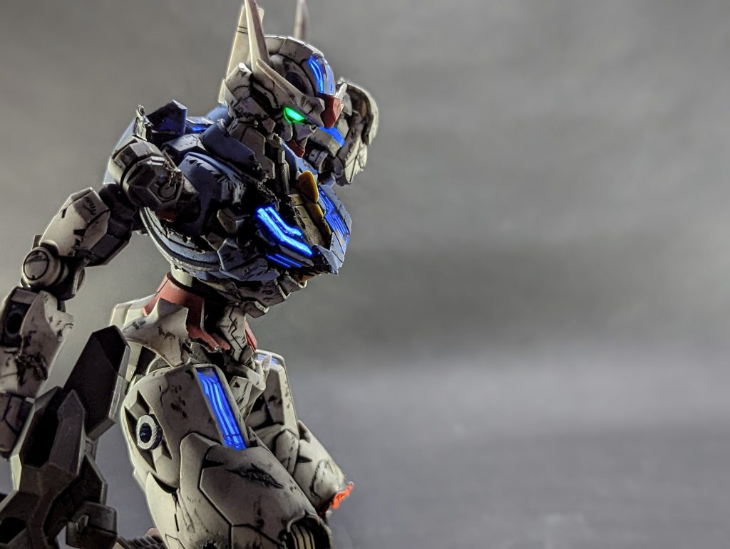 シェルユニットの複雑な模様はイタミテックさんの動画を参考にし、受けたダメージによって剥き出しになった部分はプラ板で再現しました。プラ板で作成した部分と肩のラインは粒子感を出すために白でスパッタリングしてから蛍光ブルーを塗っています。写真だとあまり伝わりませんねw