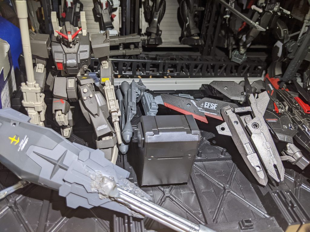 陸戦型ガンダム S.F ゾーンシールドガトリングユニットとコンテナを乗っけてます。