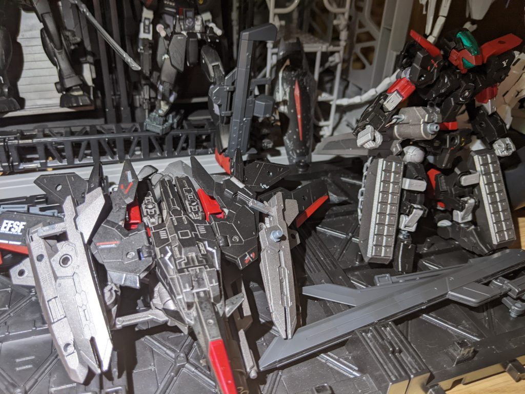 ジムサーヴァントファングとウィングフリークゾーン武装やらなんやら置いてそれっぽく。コイツらが一番場所取ってますね(笑)