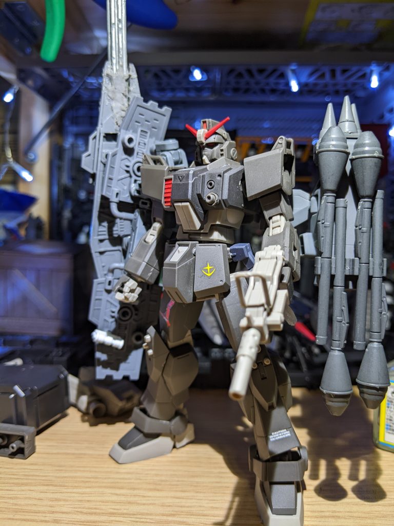 陸戦型ガンダム市街地戦仕様の物に多目的戦闘ユニットを装備させた本機。「ジオンの武器を入れたい」から始まった本機ですが、実際バックパックを変えただけで、そもそもの出来が良かったってのもあって戻せるように変えてみました。