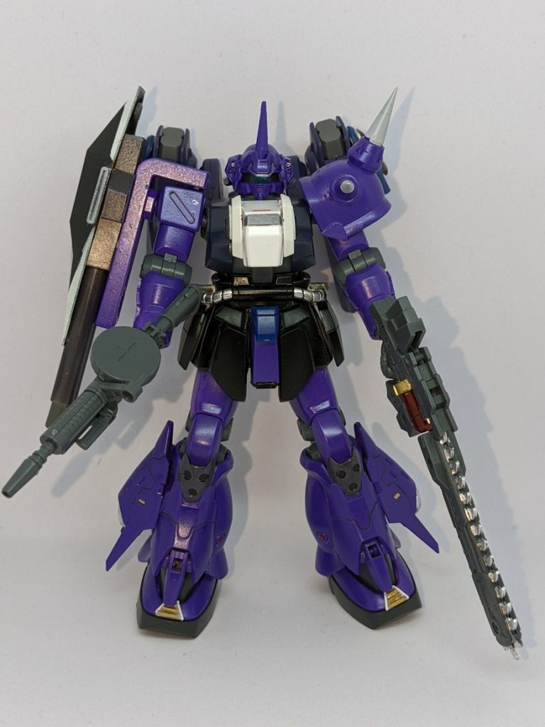 元は連邦仕様のザクF2でしたが高機動、火力の増強、接近戦強化などを考えた姿となりました。足に使用しているのは30MSのヘヴィーアーマー、それに腰回りとボディはジャンクパーツを使用して装甲強化しました。あと足にプラ板など排熱ファンを作りました。