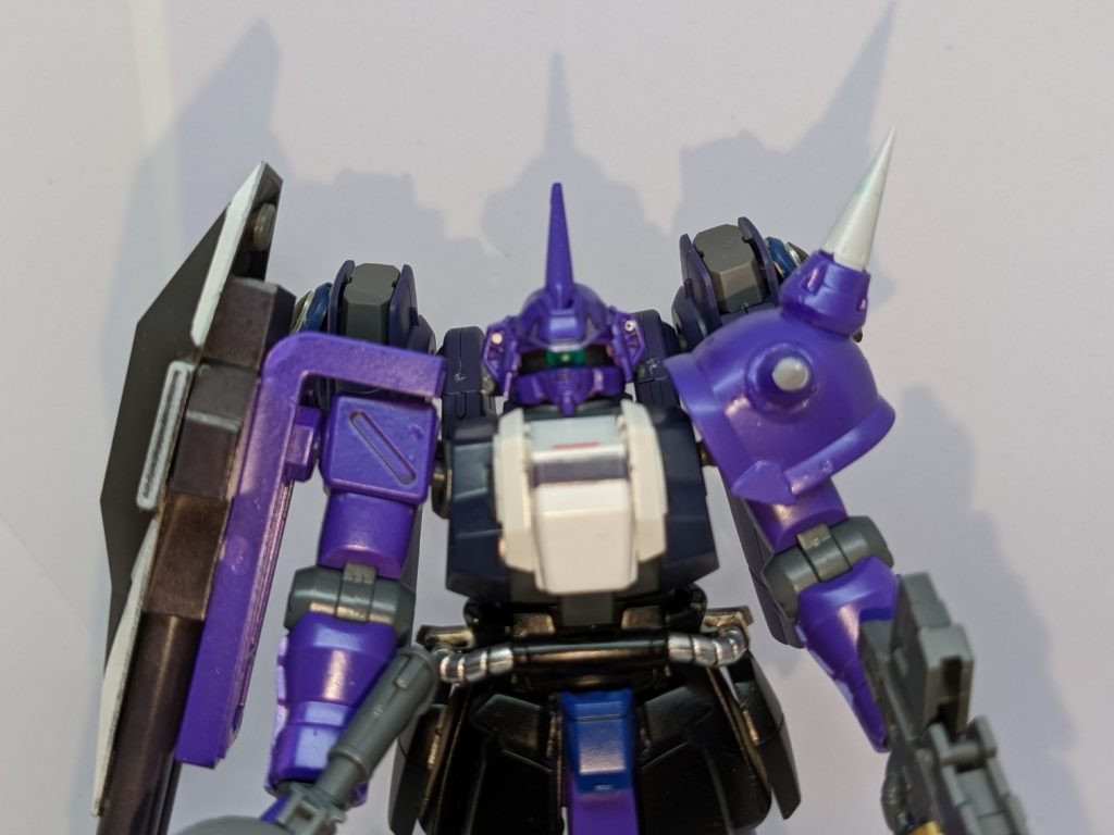 顔はヴァイエイトの余りパーツ、それとコアガンダムのフェイスパーツを使いイケメン顔にしました。肩のスパイクアーマーはビルダーズパーツのスパイクを使用してより鋭利にしました。目には30MMの3Dレンズシールを使いました。