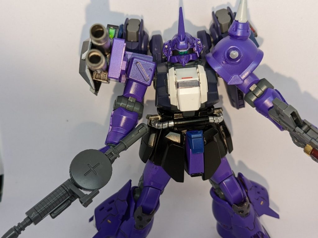 ショルダーシールドには更に二連装キャノンを装備しました。プラ板とプラパイプで作り、センサー部はラピーテープを貼って上からレジン液で固めました。