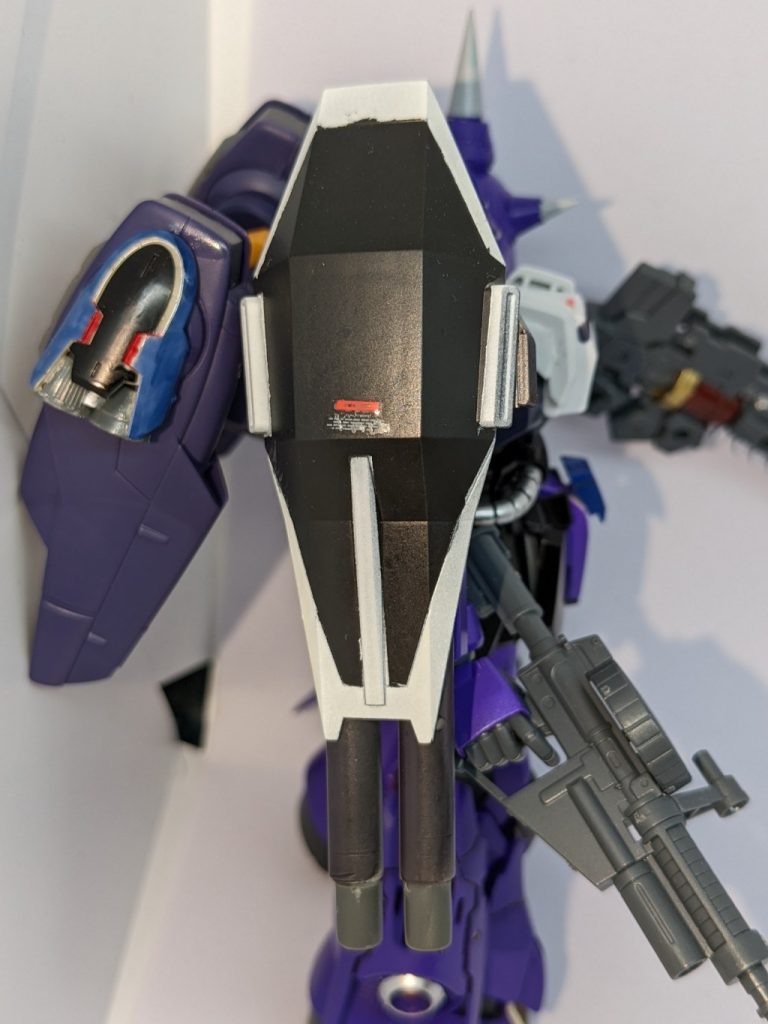 ショルダーシールドには更に上からガイアガンダムのシールドを使いデカールシールで少し飾り付けました。