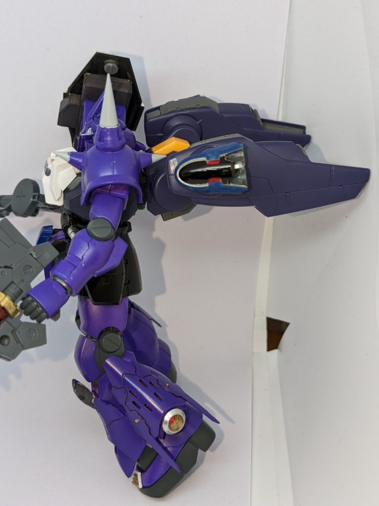 ミラソウル社製フライトユニットにはさらにジャンクパーツとバーニアノズルでバーニアを作り増設しました。バックパックにバーニア6基、足に2基の系8基になっています。