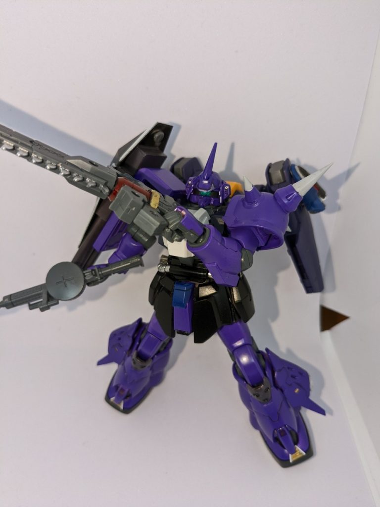 接近戦用の武器に30MMのチェーンソーを装備。ヒートホークよりも長い刃渡りのチェーンソーは一撃で相手を両断可能になるかと思いますね。