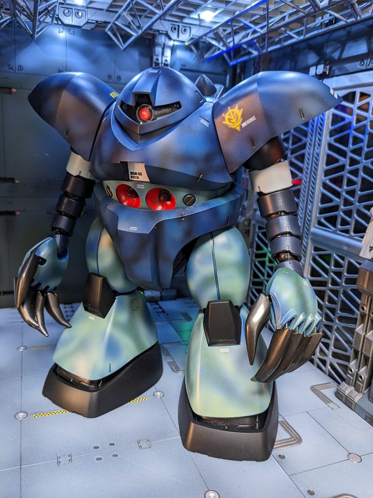 [カラーレシピ　基本混色なので参考までに…]・胸部等青色外装…混色グレーを全塗装後、一旦ダークグリーン・若干のアース・ブラックを迷彩柄塗装。更にその上からゴッグのイメージに合わせたネイビーブルーを混色して吹きました。ブルーの下に薄っすら見えるグレーやアースのグラデーションはゴッグのイメージにピッタリのこだわりの塗装です。・腹脚部等薄緑外装…混色グレーからネイビーブルーとサンドイエローを迷彩塗装後、上から混色ライトグリーンを吹き、なじませました。青色部と合うようテストを重ねました。・関節部・クロー…黒鉄色+メタルブラック。つや消しの外装と異なる素材感をイメージして半ツヤの質感を出してみました。・腕部外装…フラットブラック+若干のネイビー。第二関節には差し色としてホワイトを吹き、地味にならない様配色しました。ソールはフラットブラックです。・外装はつや消し、関節等黒部は半ツヤのコート。