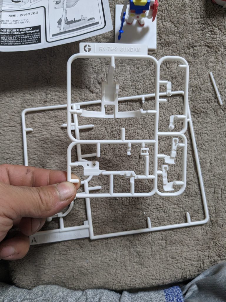 ランナーからランナー状態再現パーツを切り出し。これ1つが丸々部品なんで、危うく間違うとこでした(笑)説明書はしっかり読みましょう(笑)