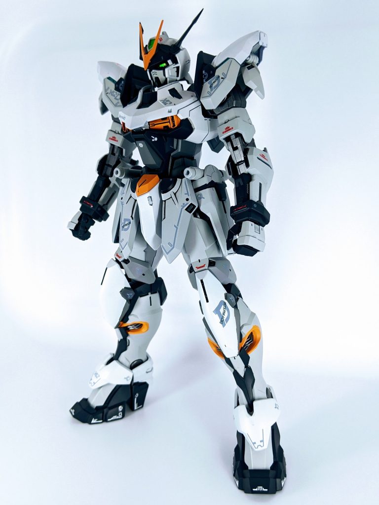 武器類を取っ払った本体のみの状態。シルエットがキレイでこのままでもイイかも。