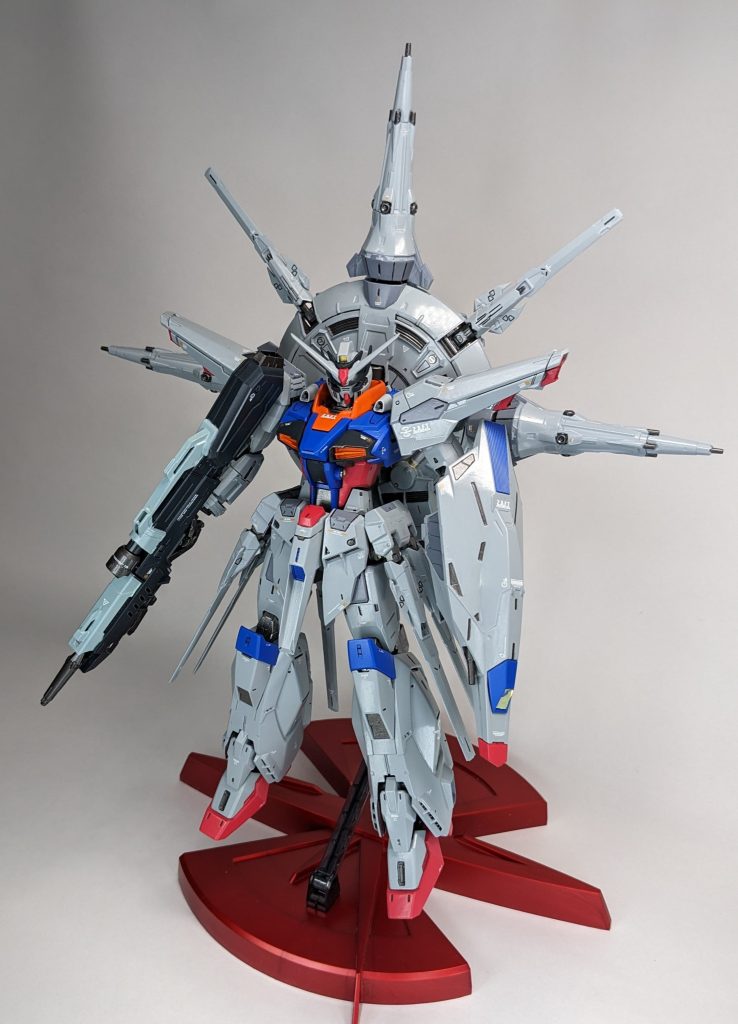 特に延長工作などの改造はしてません。塗料はエアクラフトグレー、フリーダムブルー、デスティニーレッド、ガンメタル(関節等)を主にメイン色として使用してます。撮影はスマホ(Pixel5)で背景に画用紙使ってます