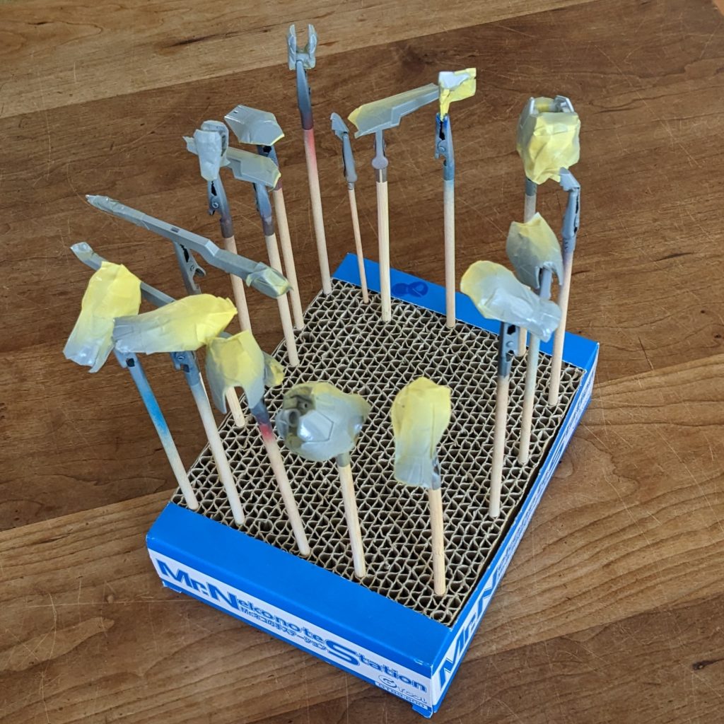 マスキングしてグレーを重ね塗り。3度重ねてようやく狙い色に発色