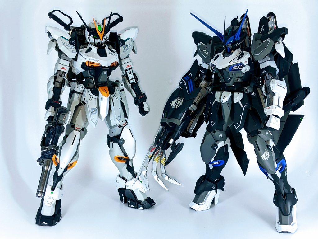 初投稿したテスタメントガンダムと一緒に。やはり同型機、2体並ぶと非常に映えますね。最後までご覧頂きありがとうございました。