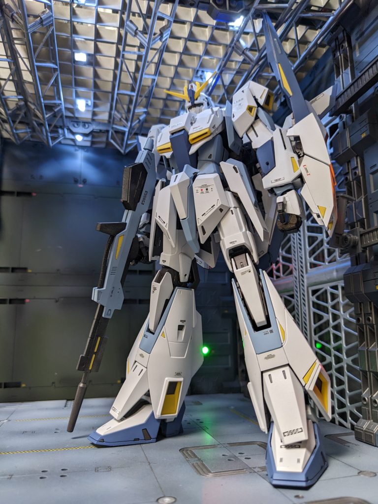 [カラーレシピ　基本混色なので参考までに…]・目/カメラ…クリアグリーン/クリアレッド。・白外装…クールホワイト。寒色系の白で、シャープなイメージを表現。・青外装…コバルトブルー+パープル+グレー等を混色した軍用機イメージのブルーグレー。・水色外装…上記の青にホワイトを足したライトブルーグレー。・関節部…黒鉄色+メタリックブラック。キット付属のシルバーメッキパーツに対してブラックメッキのような質感を目指しました。。・ライフル…外装を本体水色外装と同じ配色のライトブルー。銃身はメタリックブラック。・メガランチャー…面が広いので間延びしないよう混色基本塗装からグレー立ち上げグラデーション塗装。・赤光サーベル…ポイントにホワイトを吹いて発光状態を表現。・ツヤ消しのコート。今回はつや消し仕上げにしております。