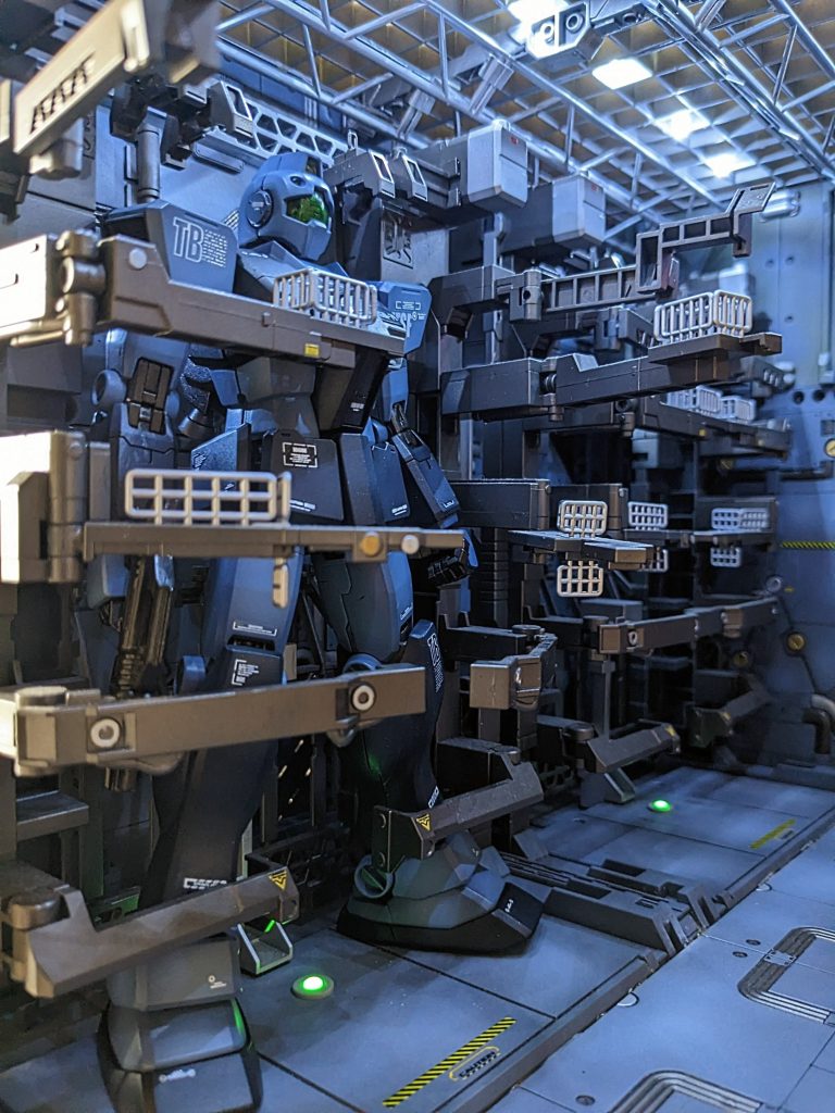 ジャブローっぽくケージに格納。