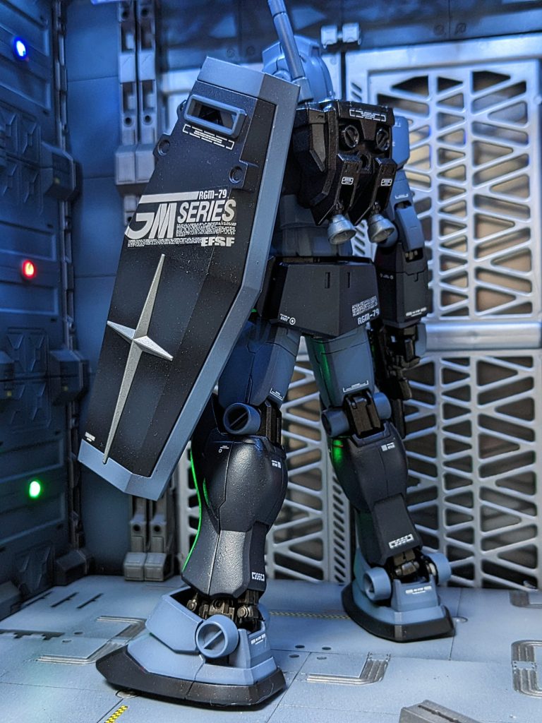 [カラーレシピ　基本混色なので参考までに…]・目/後部カメラ…クリアグリーン。・灰外装…混色グレーを全塗装後、一段明るいグレーを黒立ち上げ塗装。若干のグラデーションを施しています。・黒外装…フラットブラック全塗装後、若干のグレーを混ぜた混色ブラック+グレーを吹きました。・ダクト…フラットアルミでワンポイント。エンブレムも同じくフラットアルミで塗装。・関節部…黒鉄色+フラットブラック。・ライフル…メタルブラック。・ツヤ消しのコート。落ち着いた仕上がりを目指しました。本体色がグレーとブラックで地味になりそうなので、各デカールはホワイトを選択して差し色にしています。