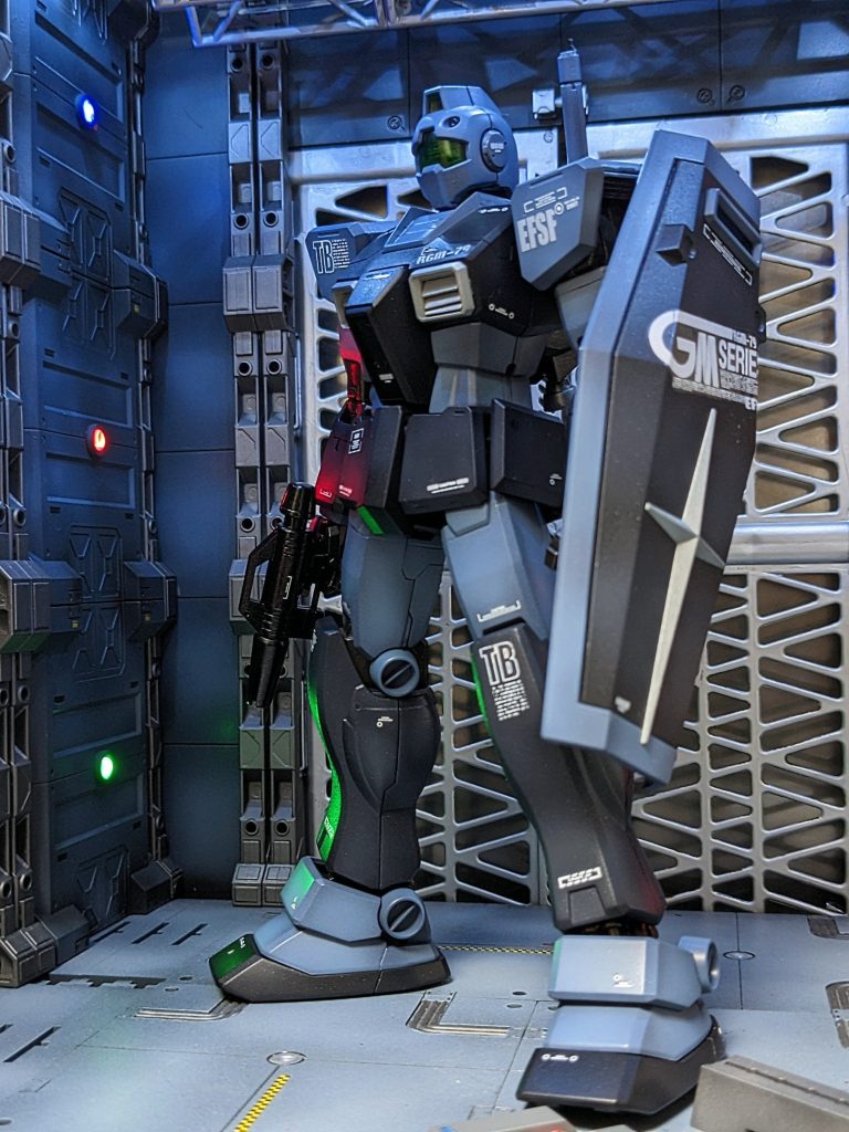 ※頭部…1.0ジム。側面の合わせ目を凹加工。※胴部…胸部にver.1.5ガンダムの可動ダクト使用。※腕部…肩は1.5ガンダム。腕はo.y.wの太めのものをモールドを一部埋めて使用。両手首は造形の良いkaを使用。※脚部…太ももは1.5。スネは1.5フレームにジム改の外装を素ジムに合うようモールドを埋めて使用。足首は1.5。※シールド…シンプルな造形のパーフェクトガンダムを使用。腕部への接続はジャンクパーツを使用。※武装…ライフルはジム1.0を使用。サーベルはシンプルかつ造形のよいジムクゥエルのものを使用。・各MGモデルの接続部を調整。・ラッカー塗料にてエアブラシ塗装(レシピは下記参照)。・エナメル塗料(フラットブラック・シルバー・グレー等)、ガンダムマーカー等にて各適所にスミ入れ処理。・マーキングはGMロゴ等を自作デカールを使用。極力余白をカットして目立たないよう配慮。市販の水転写式RBコーションデカールを適所に使用。