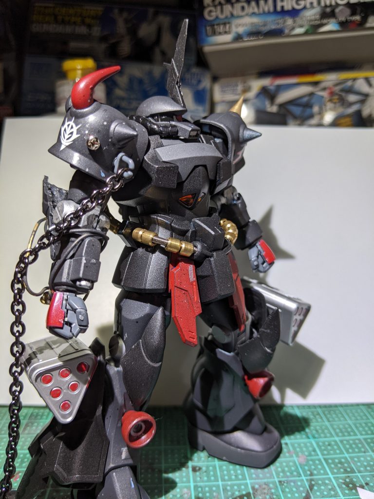 左斜め前 ジオンマークやネジで装飾してます。