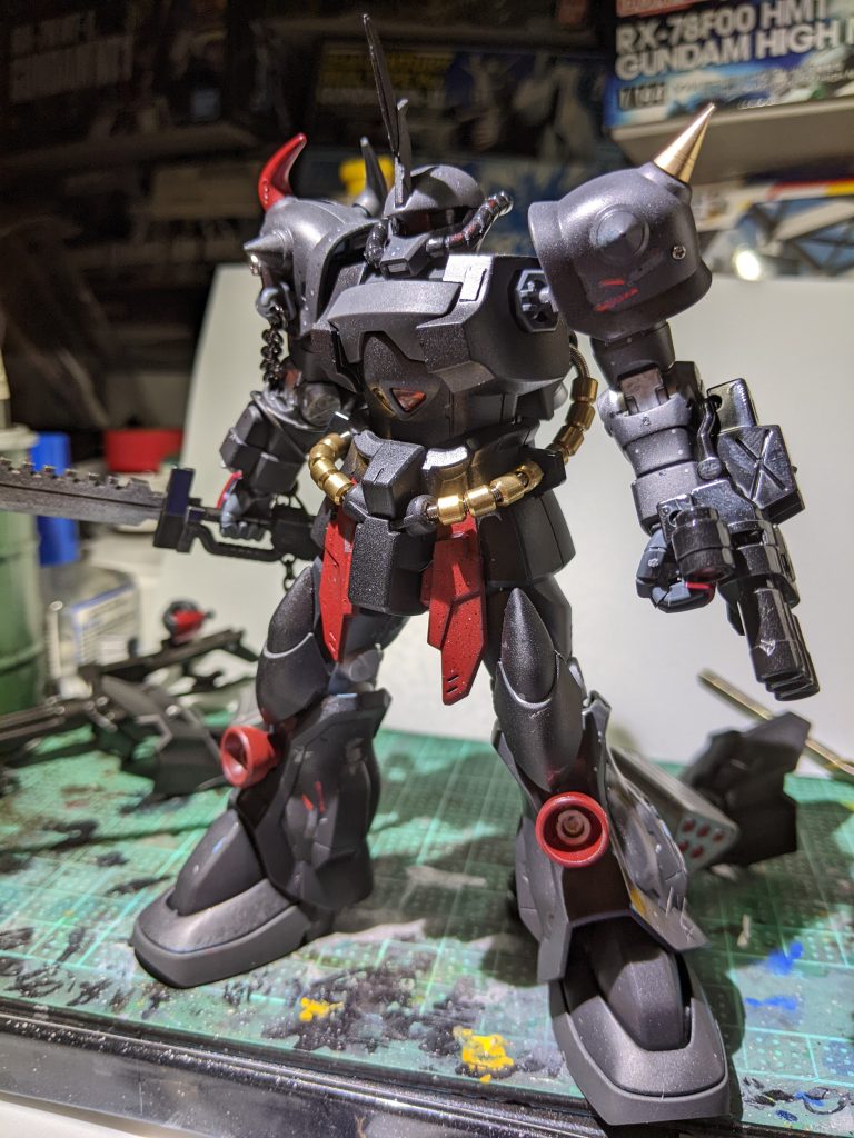 脚部スラスターやガトリングなどを排除し身軽に。腰部のアーマーはナハトのです。