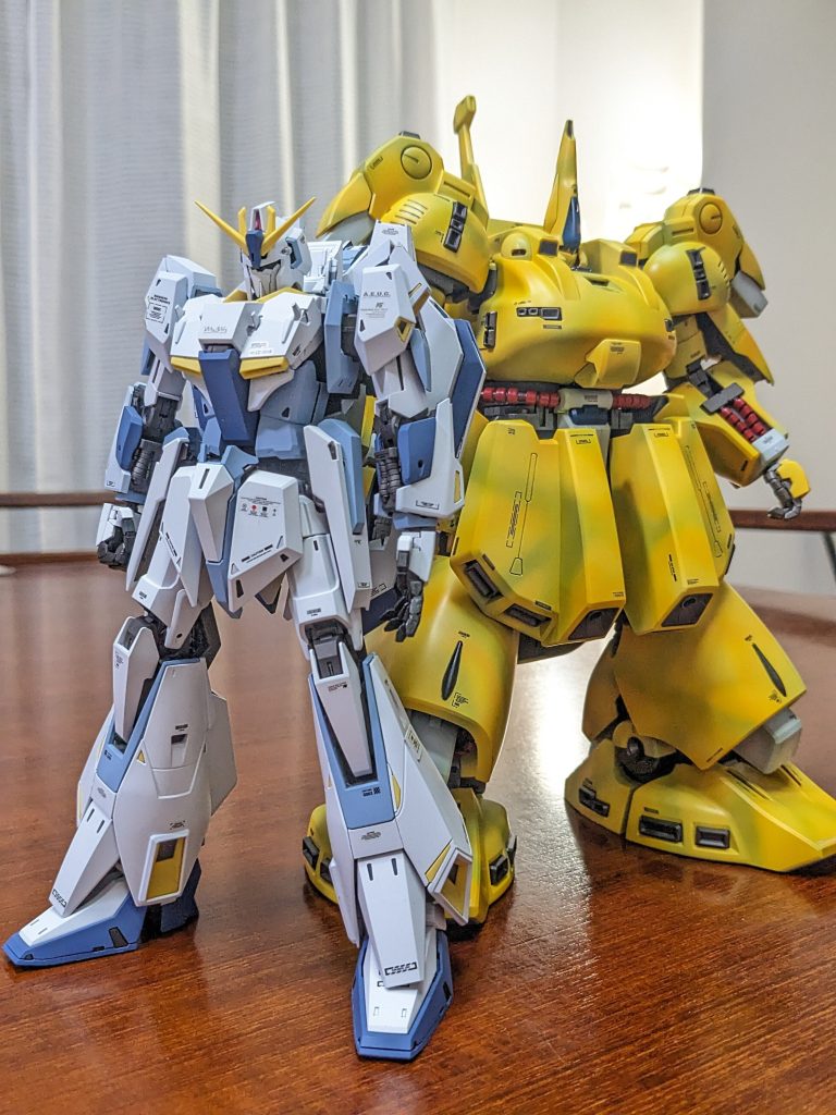 ゼータガンダムとの揃い踏み。全身黄色の機体ですが、作品では差し色として末端部分をはじめ各所にホワイトを入れています。ライバル機体の組み合わせは燃えますね!