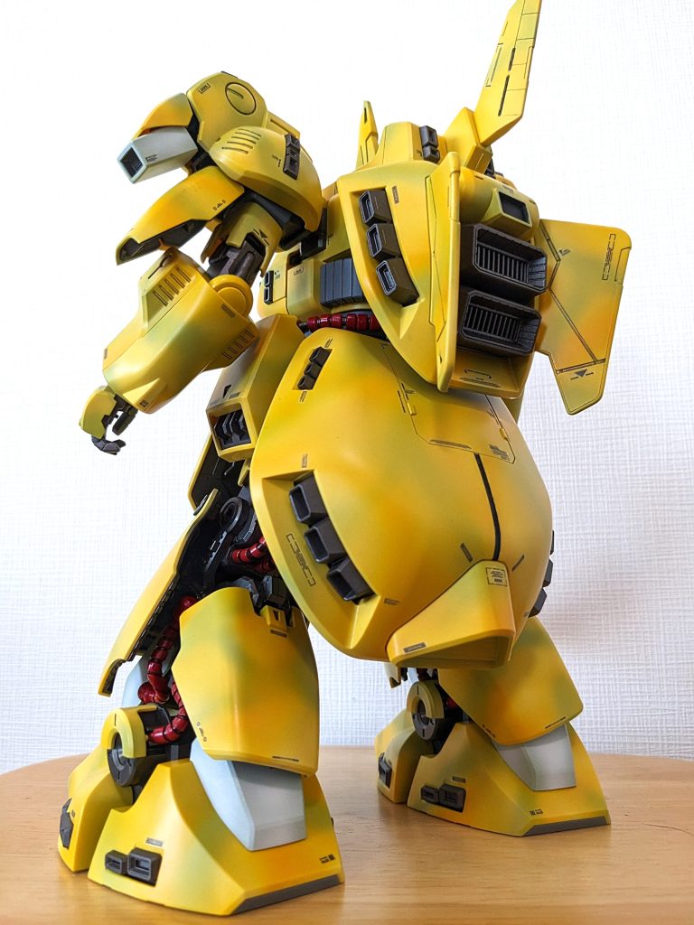 バックショット。発売当初叩かれた理由の一つに、バーニアの色分けが出来てない事が挙げらますが、実際作ってみると1/100とはいえ内部バーニアを再現したら造形がダルくなる箇所も多いと感じたので、仕方なかったのかな…と思いました。