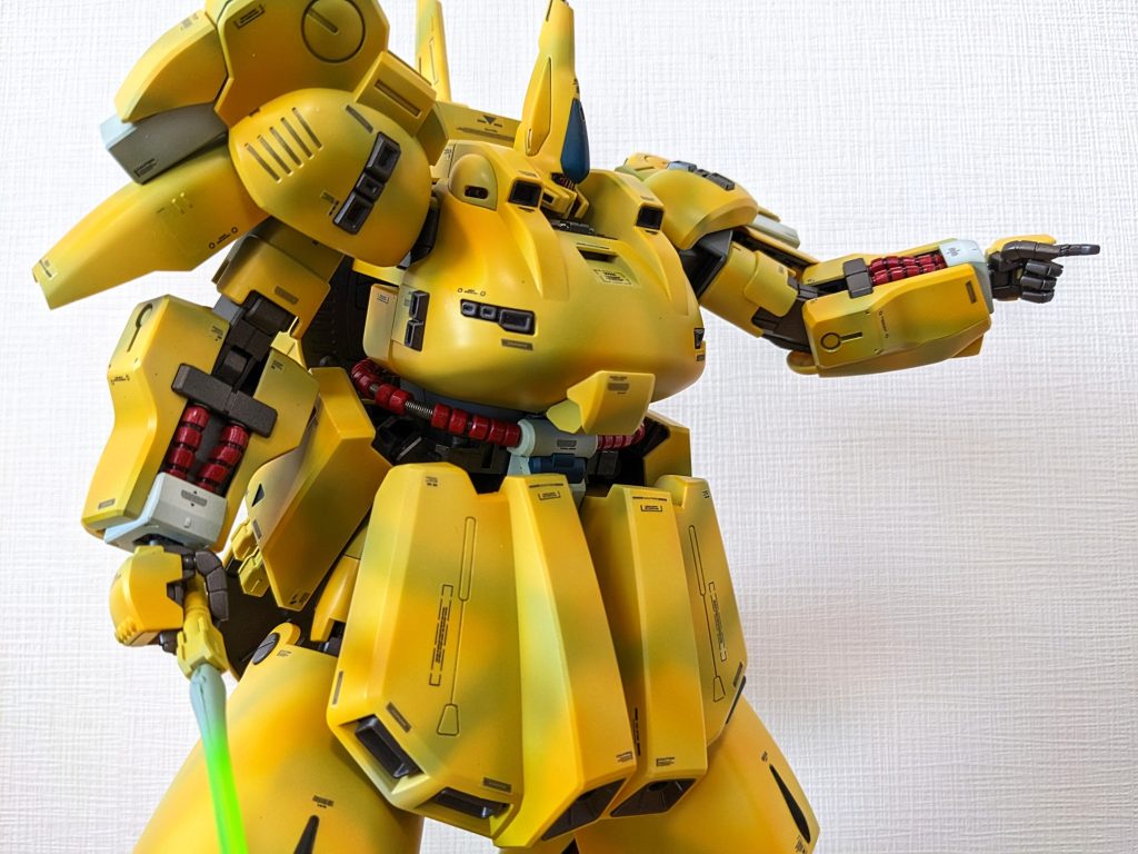 自分はバーニアの内部色である謎黄緑が好きではなかったので、通常の金属色にしました。その代わり外装は単調にならない様配慮しました。下地に緑・オレンジ・グレーの迷彩色をランダムに施した上から、調色したイエローを吹きました。効果が写真で伝わればよいのですが…