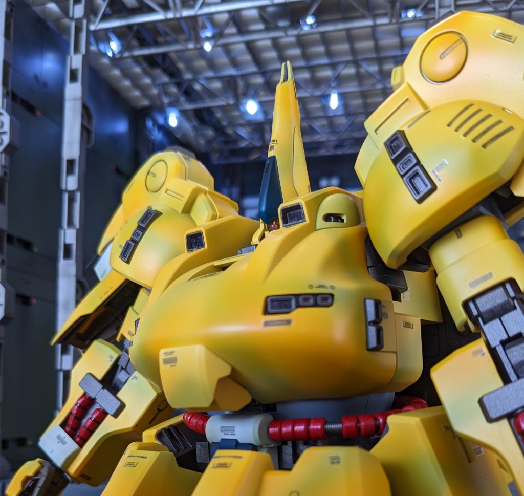 特大機体ですので自作格納庫には全然はいりません。遠近法で雰囲気だけでも。マーキングはキット付属のものを余白をカットして使用。その他市販の水転写コーションデカールを大量添付。面が広いので添付作業だけでも半日かかりました…なかなか手ごわいキットですが、完成時の感動はひとしお。些細な問題は巨躯を見れば吹っ飛びます。大きいは正義ですね!