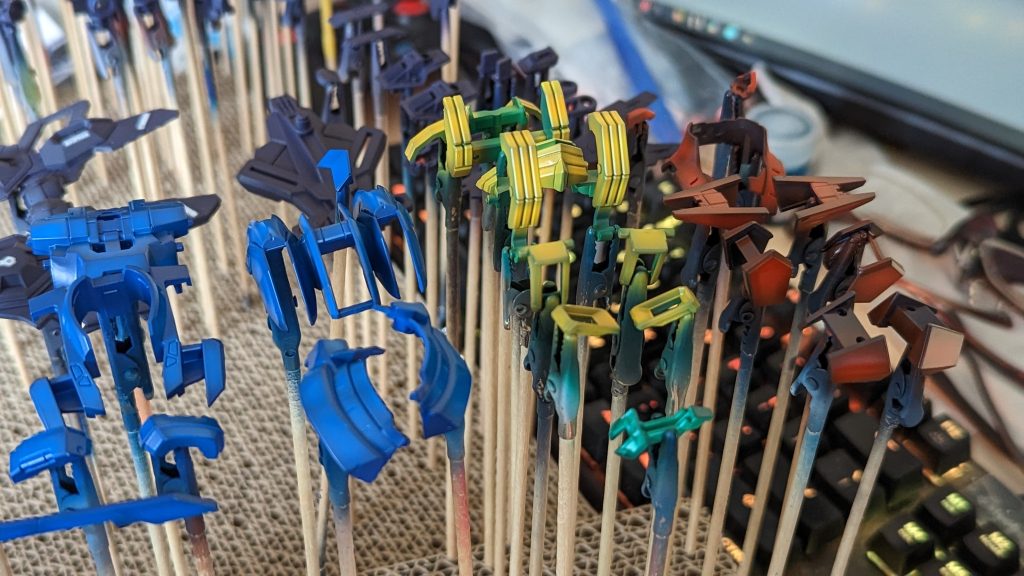 塗装ですが、白い装甲部以外は割と意図通りに色が載せられたんですけどね。個人的に頑張った?のは、ガンダム系の【黄色】を今まで【金色】にする癖があったのですが、流石に自分で飽きてきたので真面目に黄色を模索してみました。なお今回は最初の構想として【青い感じのエアリアルにする】予定ではあったので、各色の下地も青寄りの色に寄せたものを置いてから各色を上塗りしてます。