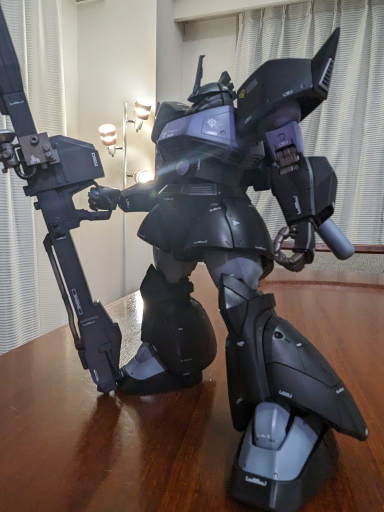 バックパックはver.1.0のボーナスパーツを使用。三連星なら長時間のミッションに必要であろうプレペラントタンクを追加しました。更にリックドムからビームバズーカを取り上げました。長尺で画角におさまりきれません!