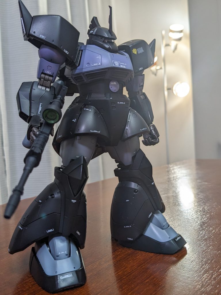 塗装は基本黒立ち上げです。紫とグレー部は混色グレーからの三連星特製調色カラーを吹いています。黒い外装はマットブラック全面塗装後、極若干のグレーで変化をつけています。関節は黒鉄色+シルバー。本体が黒いのでアクセントになるよう、やや明るめのシルバーにしました。プレペラントは急遽後付という脳内設定なので、本体色とは異なるグレーにしました。