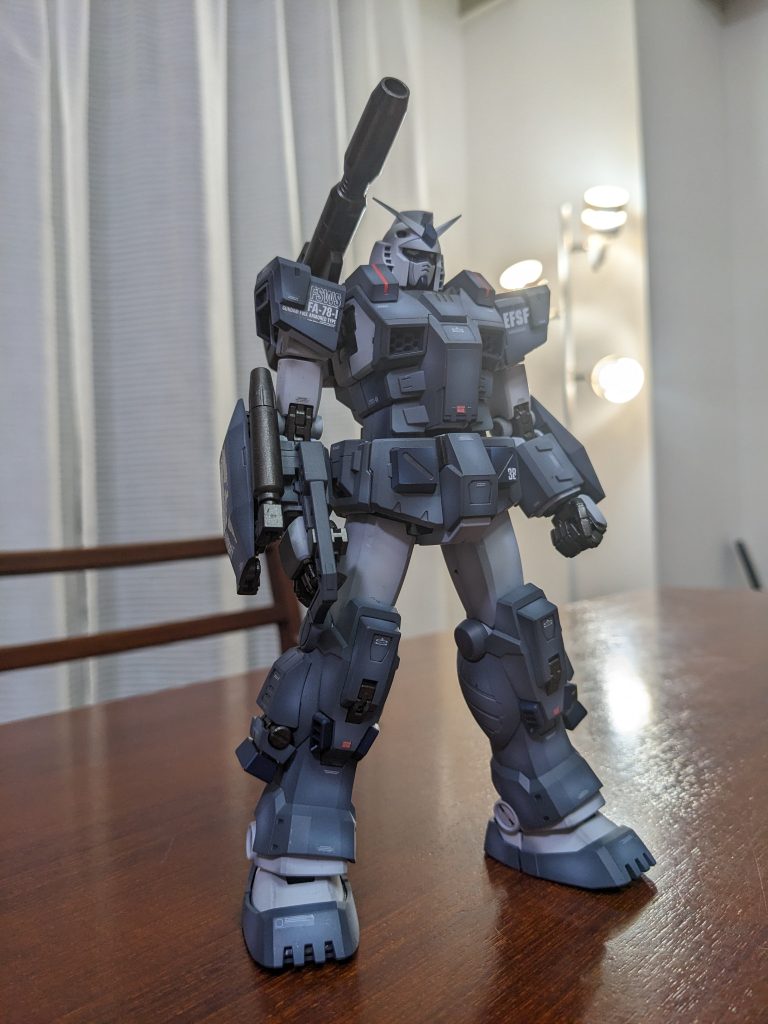 黒立ち上げグレーの濃淡の配色です。グラデーションは強めです。差し色として各部にレッドのマーキングをして地味にならないよう配慮しました。