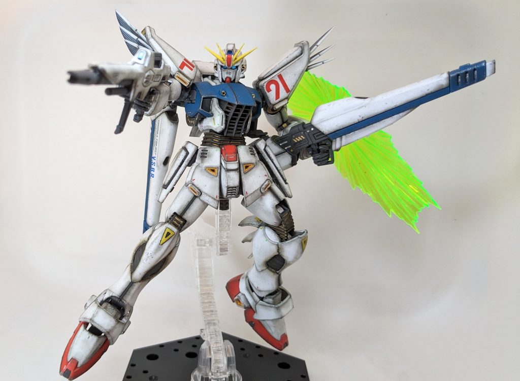 ヴェスバーとビームライフルを構えて。ヴェスバー持たせづらいです(苦笑)