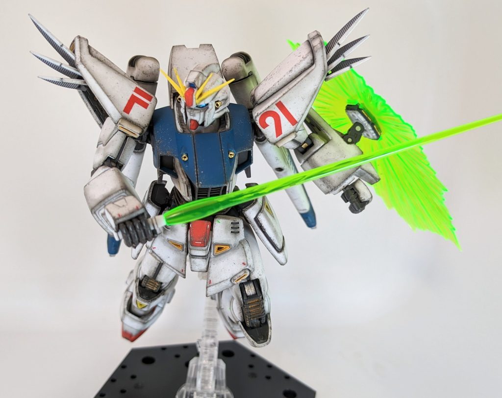 ビームシールドが肩に干渉しがち😅自滅しないように、バイオコンピュータが制御してくれるんでしょうよね(笑)旧キットは「集光樹脂」を使用していたそうですが、暗いところで光るものだと思ってワクワクしていたら全然光らなくてガッカリした記憶が😅