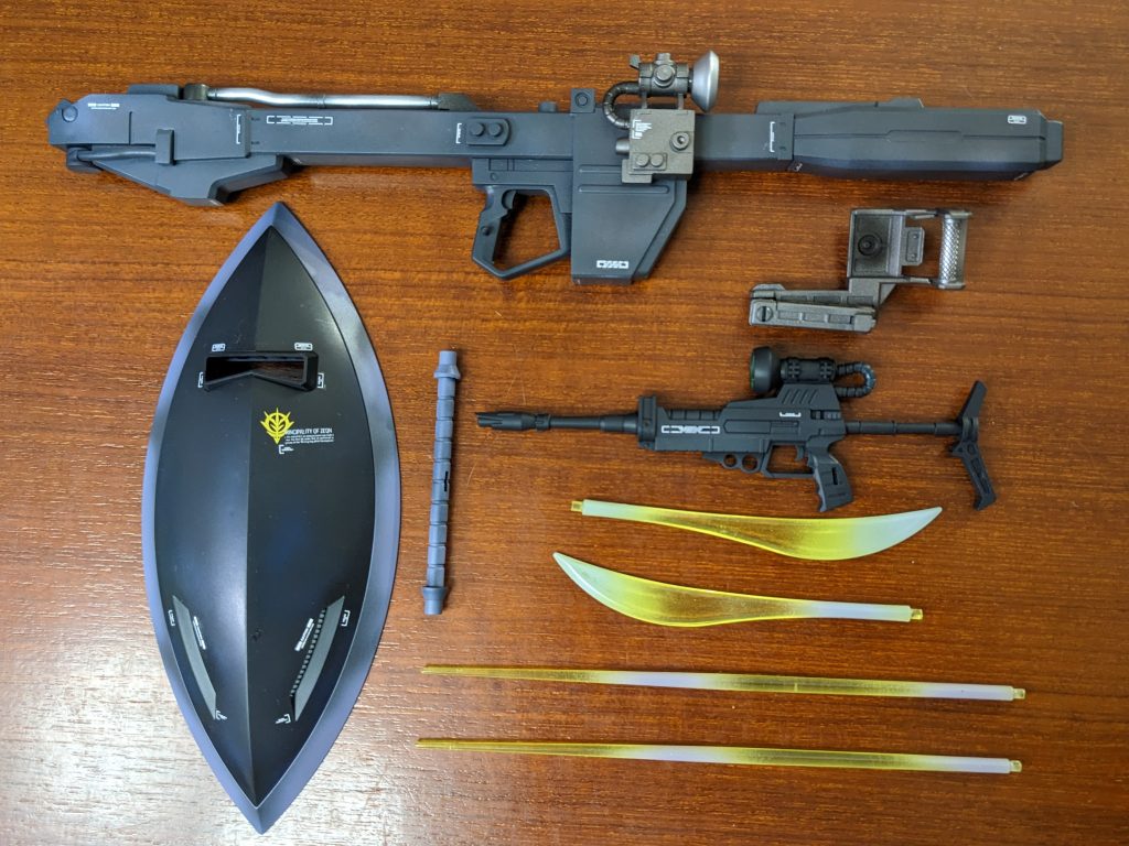 武装一式。ビームバズーカは造形はよいのですが、長大な合わせ目消しが精神修行になります…シールドとサーベルも製作しています。