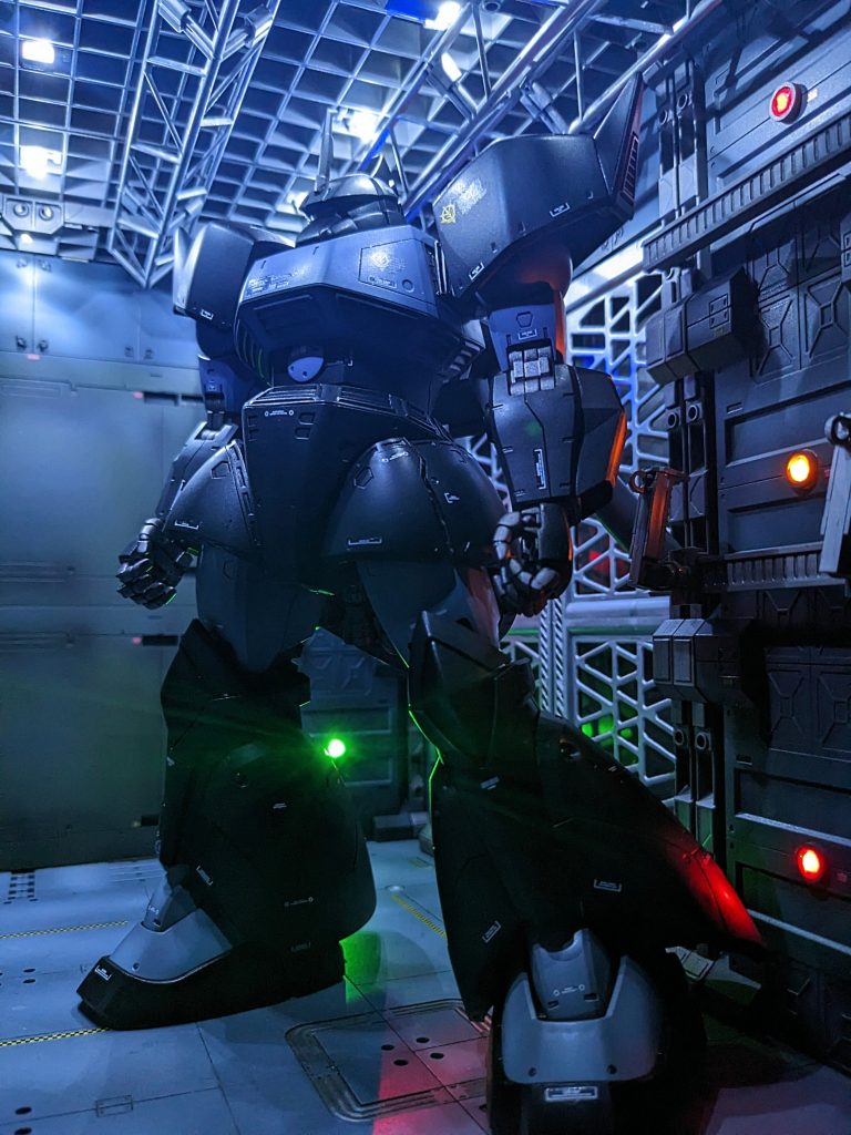 格納庫ショット。天井ギリギリです。MSVは格納庫が似合います。ジオン脅威のメカニズム…です。照明を落としてLED光のみで撮影。