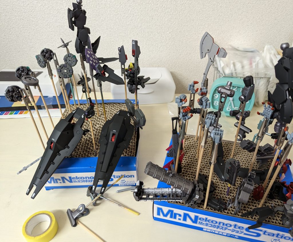 【塗装】塗装は缶スプレーとガンダムマーカー。スプレーは以下を利用しました。・NATOブラック・ガンシップグレイ2・メタリックレッド・ライトガンメタル・ライトゴーストグレイ・アイリスブルー・つや消し