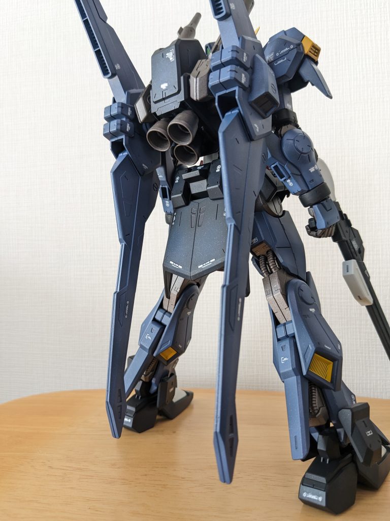 バックショット。バインダーの設計も考えられていて、シンプルながら合わせ目が段落ちモールドになるよう工夫されています。