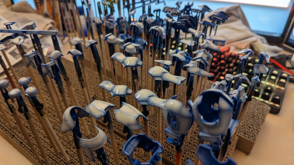 白い部分の下地は、今までは【明るさ】をイジるだけ(≒割と無難な下地にはなる)の調整が多かったのですが。【青い感じのエアリアル】にしよう…と思って青い下地を置いた後に白を載せてみたのですが、表になる部分はソコまでボケ足を残したつもりはないのに、最終組立するとエラい青が目立つという…通常は【影】になりやすい部分も今回は【青】なので、ソコの処理が甘かったのでせうか。