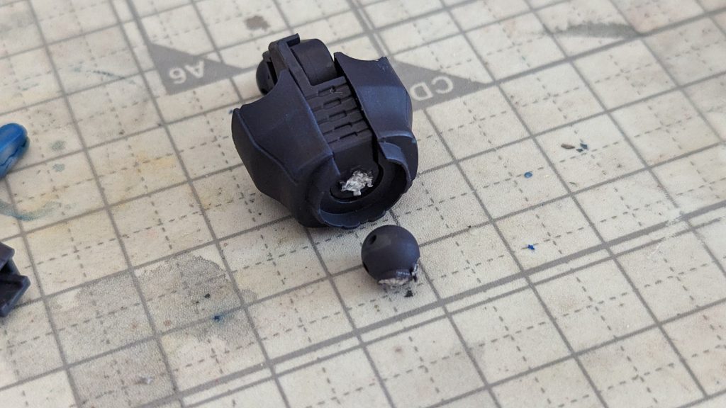 ちなみに最終組立時に、腹と腰を繋ぐボールジョイントがモゲました。塗装が思ったより入り込んでたせいだと思いますが、もとから KPS 樹脂での関節は割と動きが渋い(≒寸法がギリギリ)印象なので、マスキングは忘れないようにしませう。まぁ関節部分のマスキングをサボった俺が悪いんですが、軸打ちしなおして組み上げたのが冒頭にある組み立て後ですw