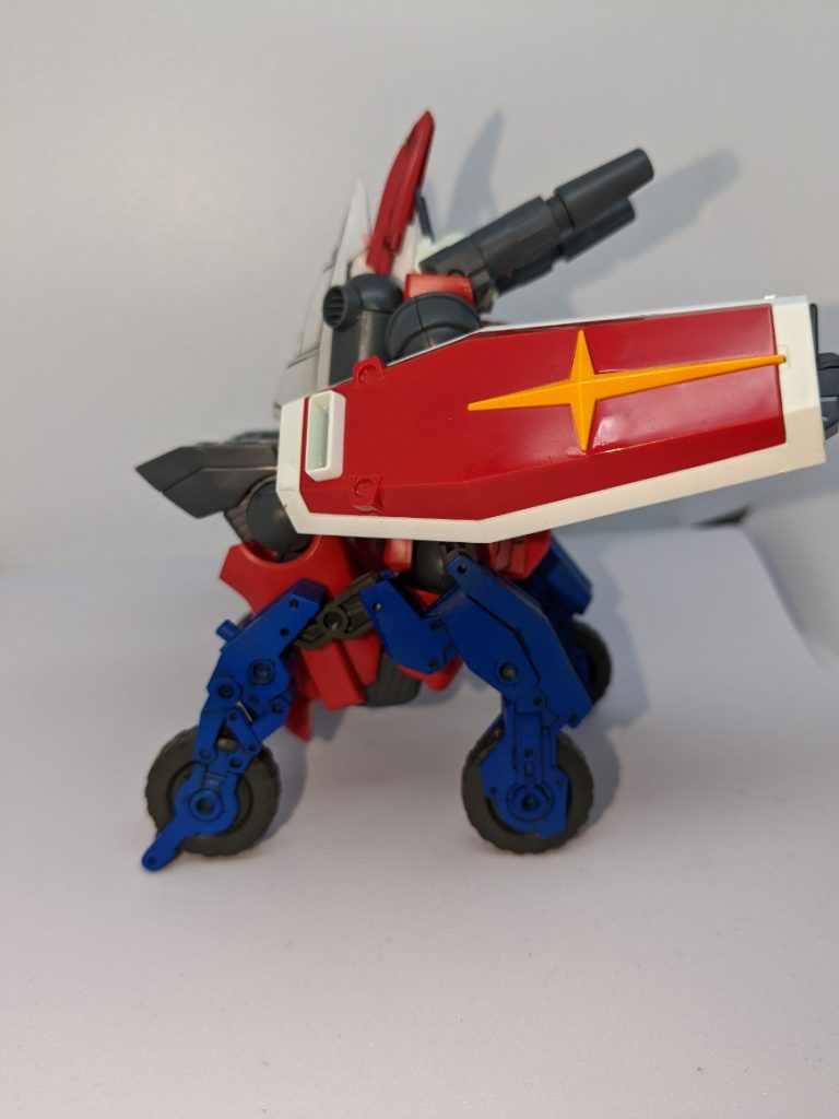 横からだとこう見えます。此所だけ見ると4足にみえなくもないですね。