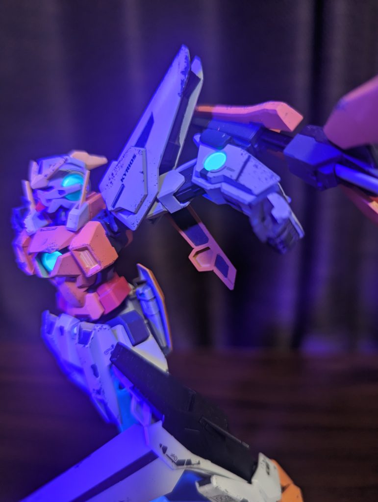 コンデンサーは蛍光塗料なのでブラックライトに当てたら光りますが、ちょっと買うライトミスったかな(^_^;)いいライトあったら教えてください!!ありがとうございました!!