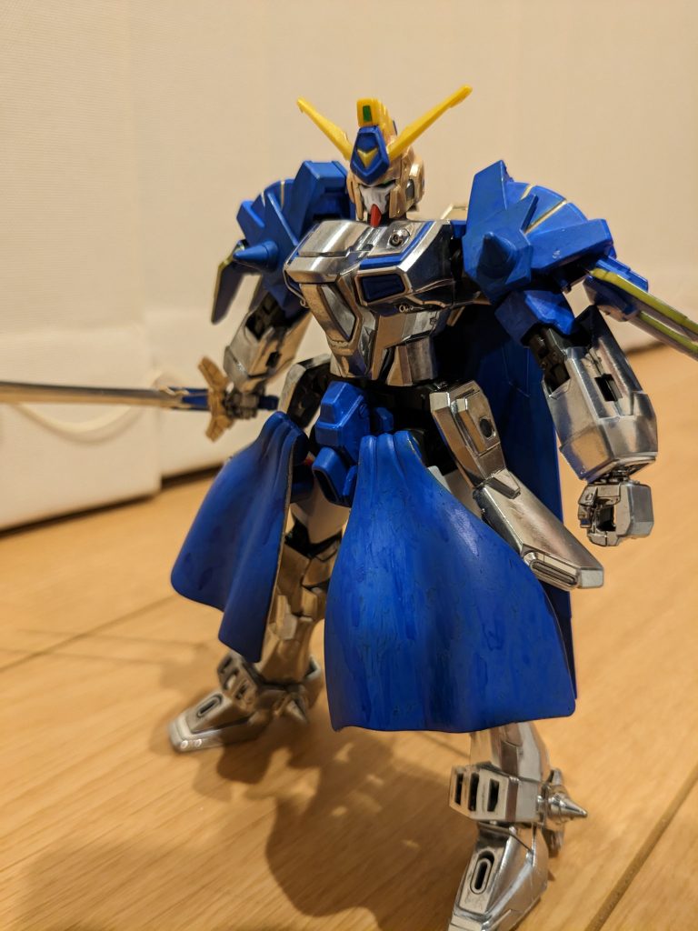 よくあるセイバー立ち。ジャスティスナイトそのまま、腰周りだけいじりました。腰はフロントアーマー取っ払ってサイドアーマーに接着。変わりにフロントには、レジェンドBBバーサル騎士のマントを色変えて移植しました。