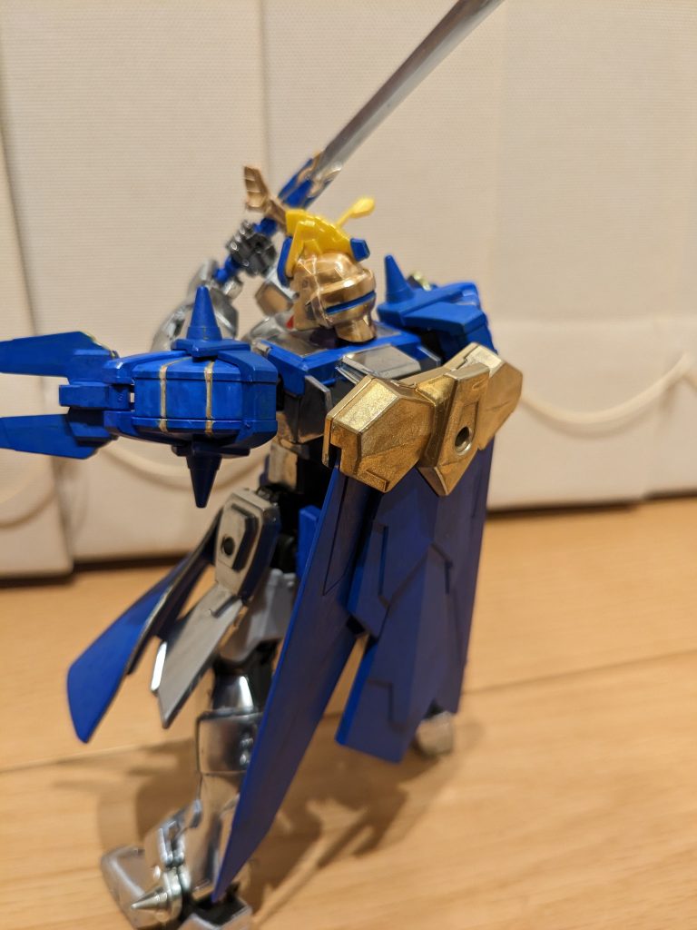 バックショットマントは青なんですが、上の装飾部分は金にしてみました。後頭部も部分的に青を入れて、リボンのイメージにしてあります。