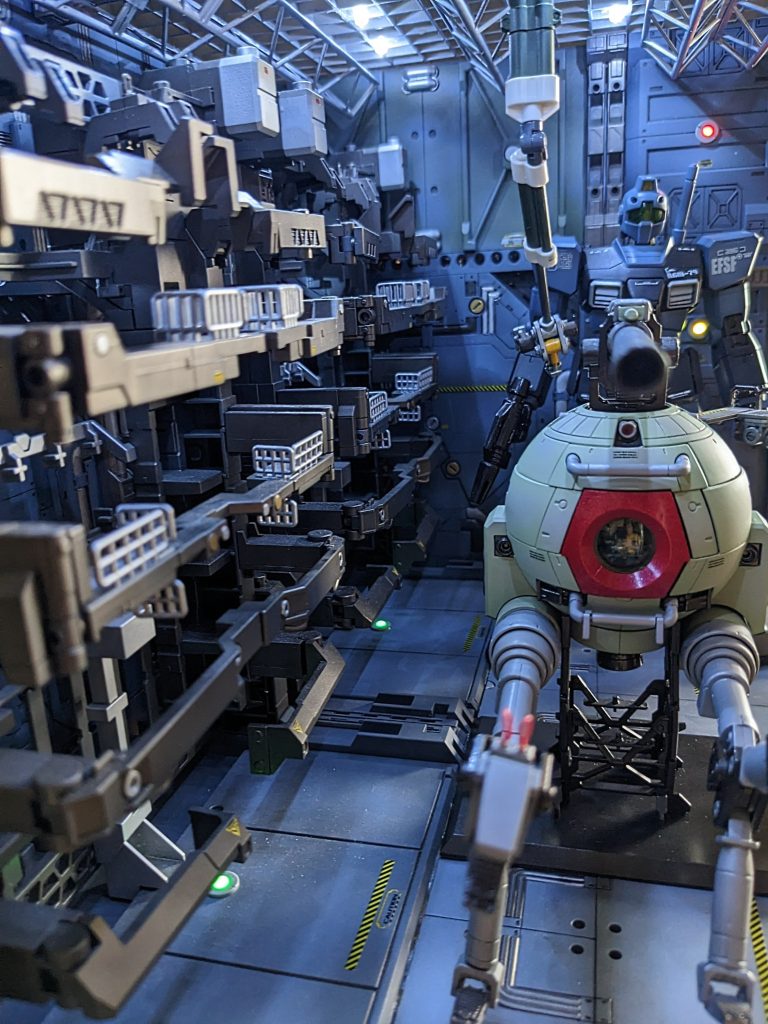 格納庫にて。めぐりあい宇宙風ショット。ジムの脇役感が良い感じです。