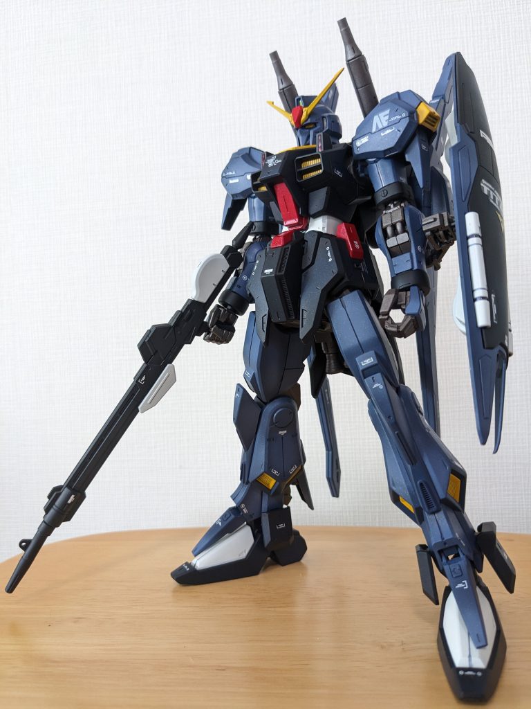 このMk-III、個人的な感想ですが、配色で損してる気がします。水色と一部に赤の配色は、あまり素組では映えません…せっかく良い造形なのに…